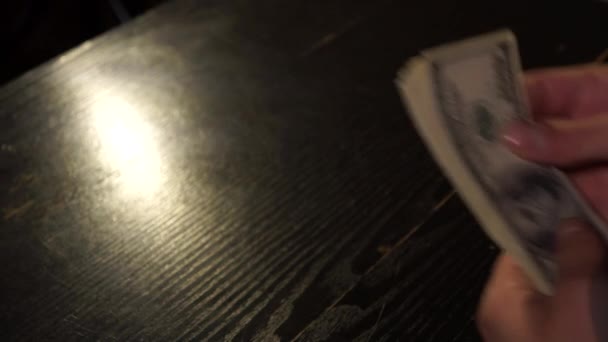 Подсчет денег в темной комнате — стоковое видео