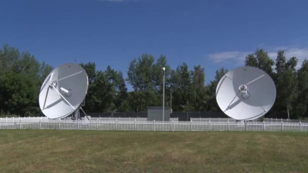 Uydu antenleri sinyal alır ve gönderir — Stok video