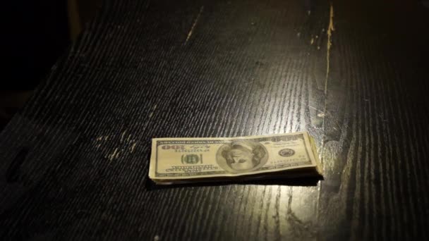 Cuenta de dinero en una habitación oscura — Vídeos de Stock