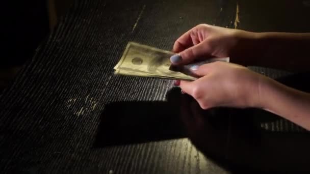 Räkna pengar i ett mörkt rum — Stockvideo