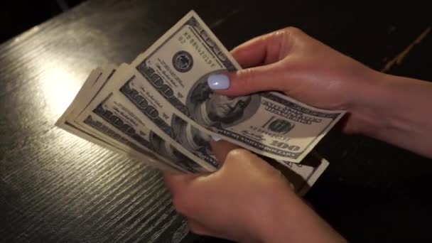 Liczenie pieniędzy w ciemnym pokoju — Wideo stockowe