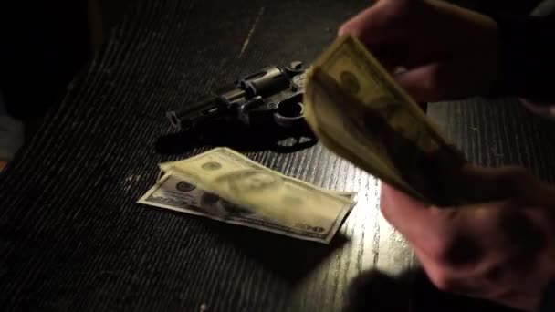 Geld tellen in een donkere kamer — Stockvideo