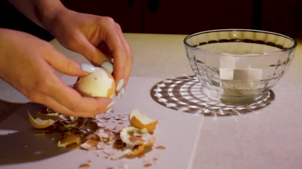 Snijden van eieren voor salade dieetvoeding, Franse salade, gezond eten, — Stockvideo