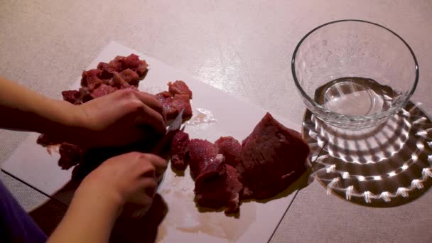Preparar alimentos, carne cortada carne carne barbacoa — Vídeos de Stock