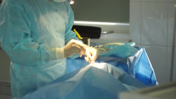 The operation on a person is carried out by an experienced surgeon — Stock Video