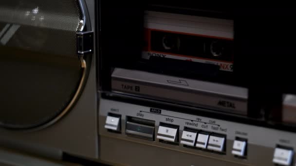Allumez et éteignez le vieux lecteur de cassettes 