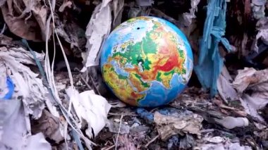 Çöpe atılmış toprak gezegeni. Her yerde bir plastik var. Ekoloji.