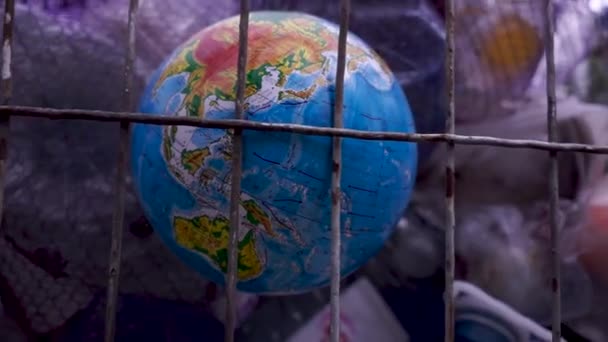 Il pianeta Terra nella spazzatura. Ovunque una plastica. Ecologia . — Video Stock