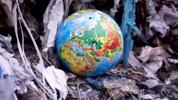 Planète terre dans la poubelle. Partout un plastique. Écologie . — Video