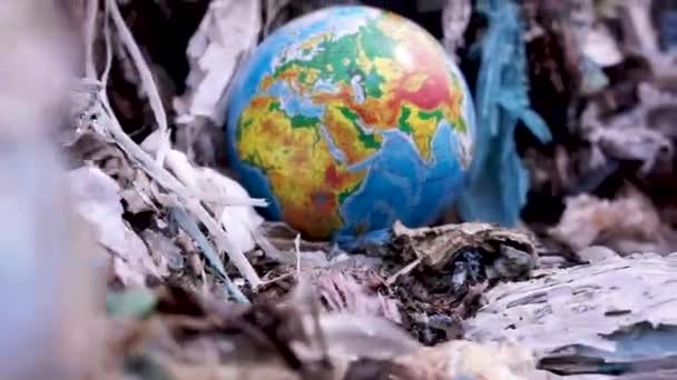 Çöpe atılmış toprak gezegeni. Her yerde bir plastik var. Ekoloji. — Stok video