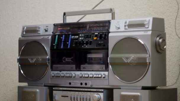 Encienda y apague el viejo reproductor de cassette — Vídeo de stock