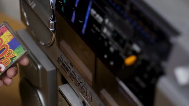 Encienda y apague el viejo reproductor de cassette — Vídeo de stock