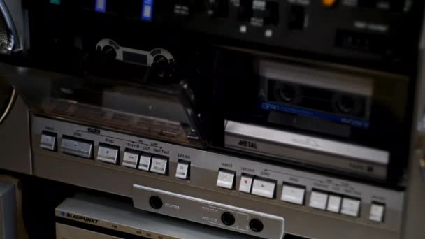 Slå på och stäng av den gamla kassettspelaren — Stockvideo