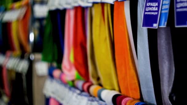 In the fabric store a large selection of fabrics, you can cut a piece and buy, as well as accessories — Stock Video