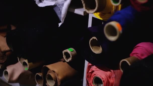 V textilním obchodě velký výběr tkanin, můžete střih kus a koupit, stejně jako příslušenství — Stock video