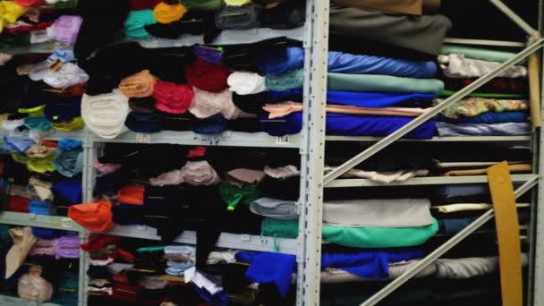 In the fabric store a large selection of fabrics, you can cut a piece and buy, as well as accessories — Stockvideo