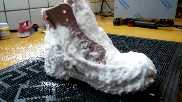 Παπούτσια Στεγνού Καθαρισμού Όταν Χρησιμοποιείτε Ατμό Αφαιρεί Ακόμα Και Βαθύτερη — Αρχείο Βίντεο
