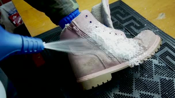 用蒸汽时擦干鞋子 即使是最深处的泥土也会被清除 — 图库视频影像