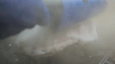 Buhar kullanırken kuru temizleme ayakkabıları. En derin kiri bile temizler.
