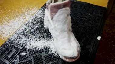 Buhar kullanırken kuru temizleme ayakkabıları. En derin kiri bile temizler.