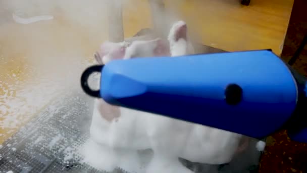 使用蒸汽时擦干鞋子 — 图库视频影像