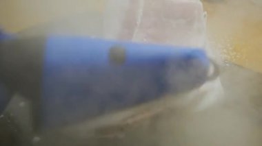 Buhar kullanırken kuru temizleme ayakkabıları. En derin kiri bile temizler.