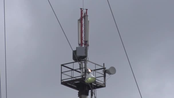 Basstationer För Mobiloperatörer Belägna Staden Och Taken — Stockvideo