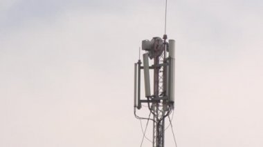 Şehirde ve çatılarda bulunan cep telefonu operatörlerinin baz istasyonları