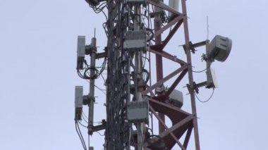 Şehirde ve çatılarda bulunan cep telefonu operatörlerinin baz istasyonları