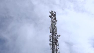 Şehirde ve çatılarda bulunan cep telefonu operatörlerinin baz istasyonları