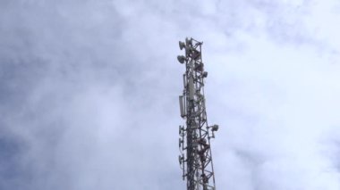 Şehirde ve çatılarda bulunan cep telefonu operatörlerinin baz istasyonları