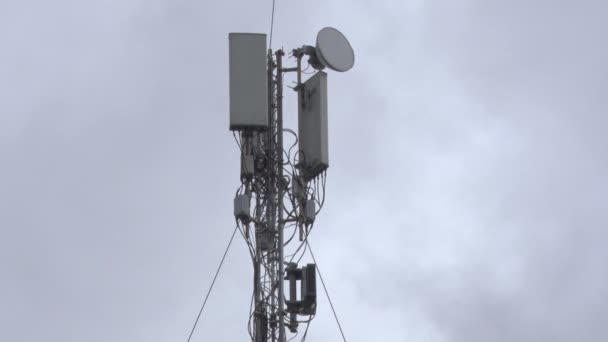 位于城市和屋顶上的移动电话运营商基站 — 图库视频影像