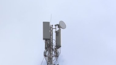 Şehirde ve çatılarda bulunan cep telefonu operatörlerinin baz istasyonları