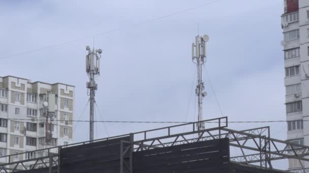位于城市和屋顶上的移动电话运营商基站 — 图库视频影像