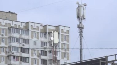 Şehirde ve çatılarda bulunan cep telefonu operatörlerinin baz istasyonları
