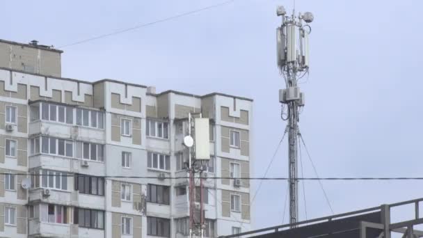 Základnové Stanice Mobilních Operátorů Umístěných Městě Střechách — Stock video