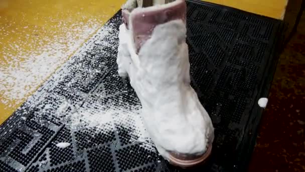 使用蒸汽时擦干鞋子 — 图库视频影像