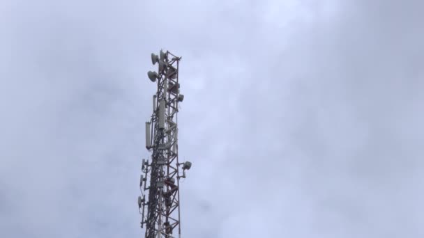 Basisstationen Von Mobilfunkbetreibern Der Stadt Und Auf Den Dächern — Stockvideo