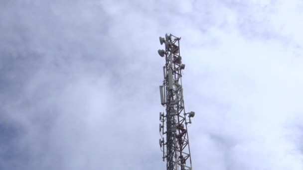 Şehirde Çatılarda Bulunan Cep Telefonu Operatörlerinin Baz Istasyonları — Stok video
