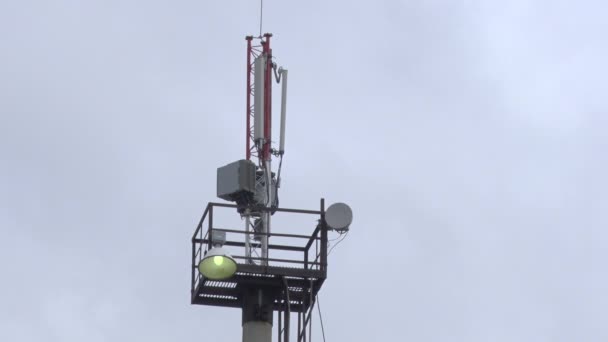 Basisstationen Von Mobilfunkbetreibern Der Stadt Und Auf Den Dächern — Stockvideo