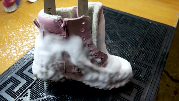 Buhar Kullanırken Kuru Temizleme Ayakkabıları — Stok video