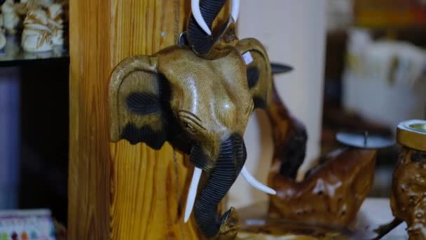 Houten masker van een olifant in de winkel van oosterse souvenirs — Stockvideo