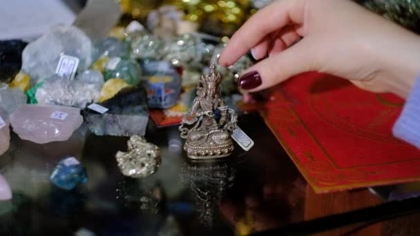 Souvenirs orientales en la tienda — Vídeo de stock