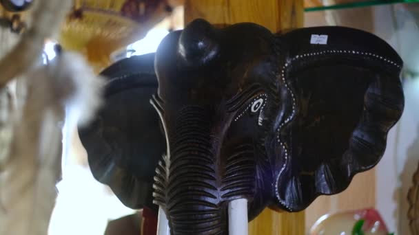 Houten masker van een olifant in de winkel van oosterse souvenirs — Stockvideo