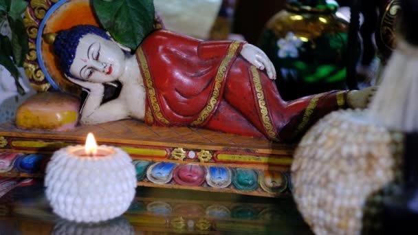Buddhova figurka v orientálním obchodě se suvenýry — Stock video