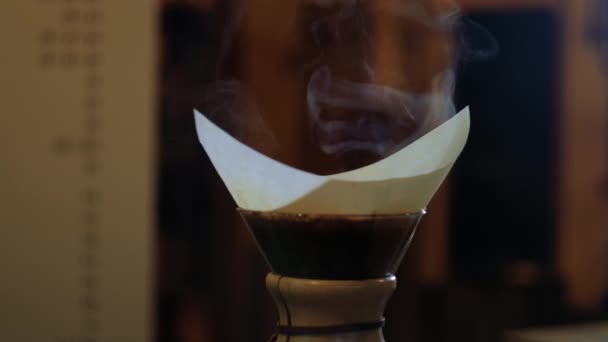 Приготовление вкусного кофе в Chemex — стоковое видео