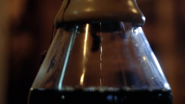 Dělat lahodnou kávu v Chemex — Stock video