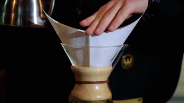 Göra gott kaffe på Chemex — Stockvideo