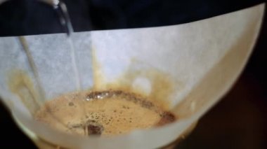 Chemex 'te harika kahve yapıyor.