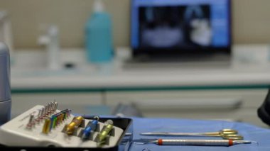 Diş hekimi implant yerleştirme ameliyatı yapıyor.